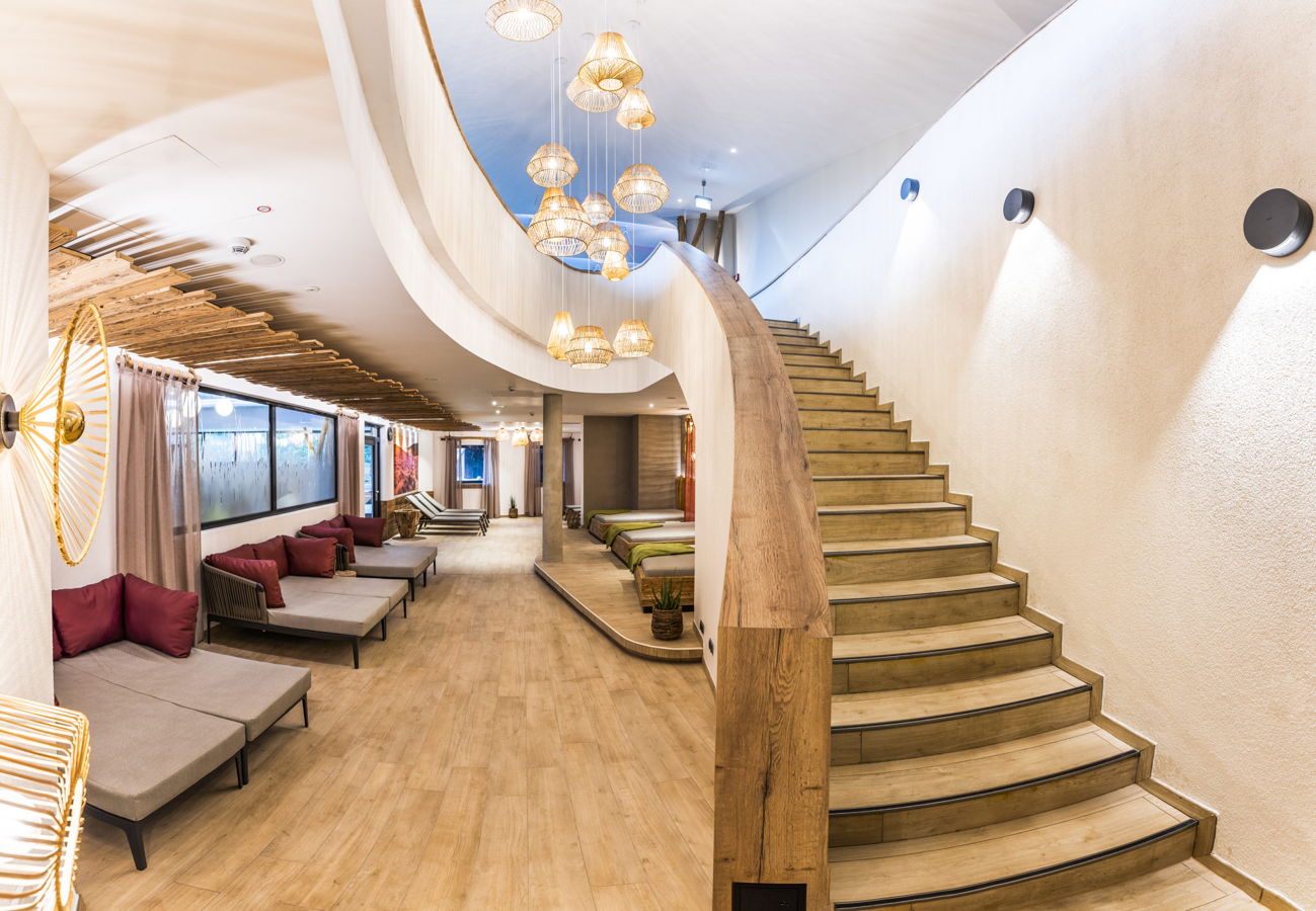 Moderne Treppe im Spa-Bereich