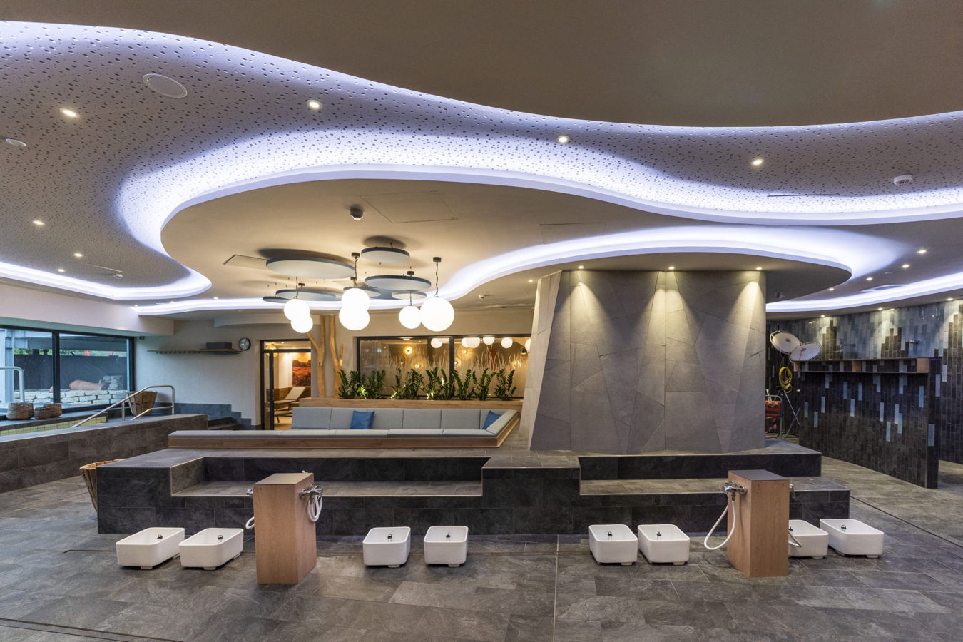 Moderner Spa-Bereich mit Fußbecken