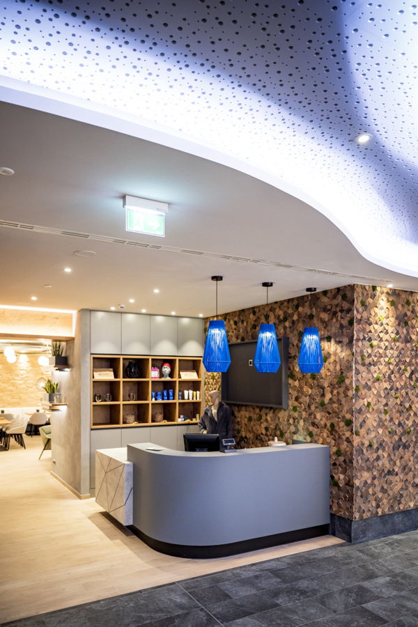 Moderne Rezeption mit blauen Lampen