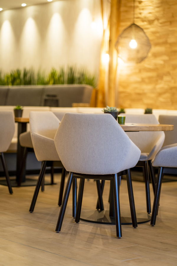 Gemütliche Stühle im Restaurant