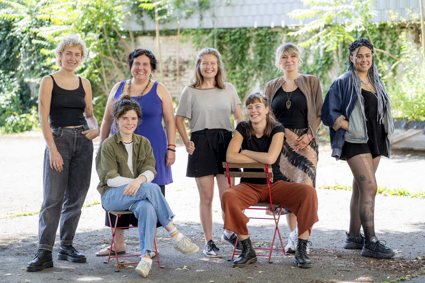 Gruppe von Frauen steht draußen