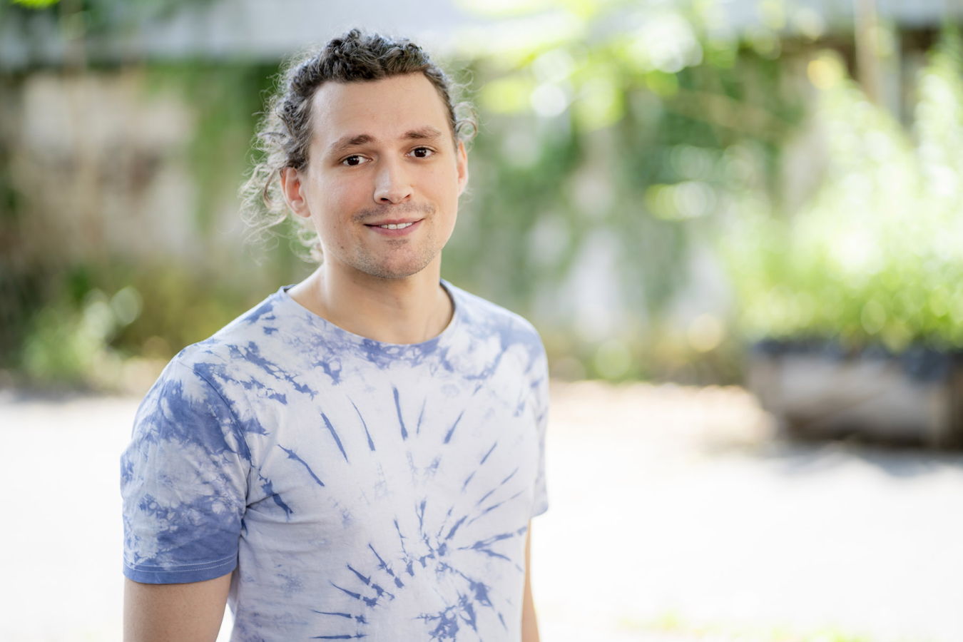 Mann im Batik-T-Shirt