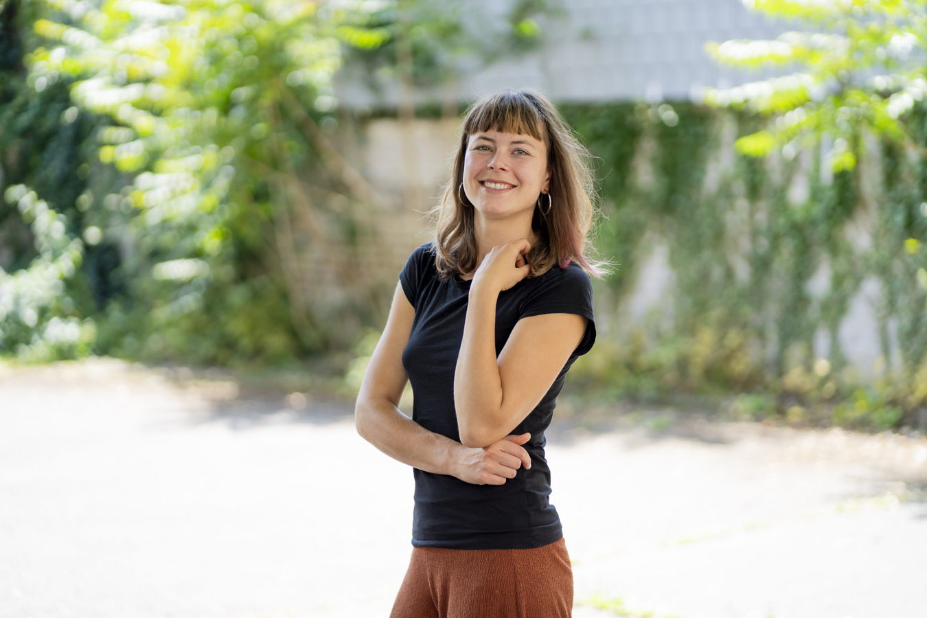 Frau lächelt im Freien