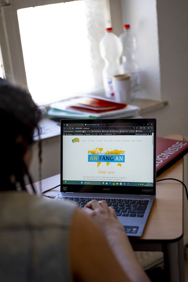Frau am Laptop arbeitet