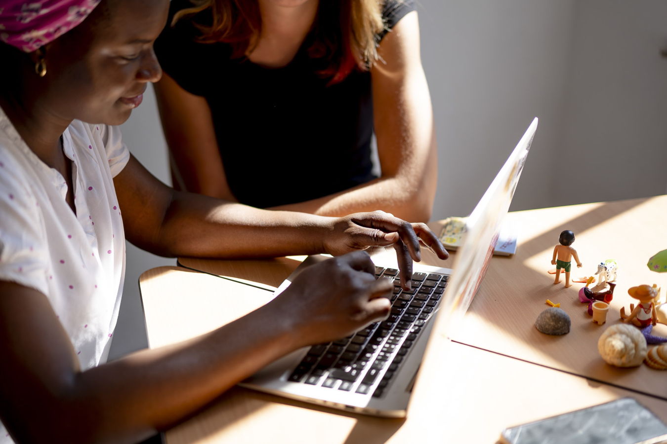 KMU und Mittelstand Frauen arbeiten am Laptop