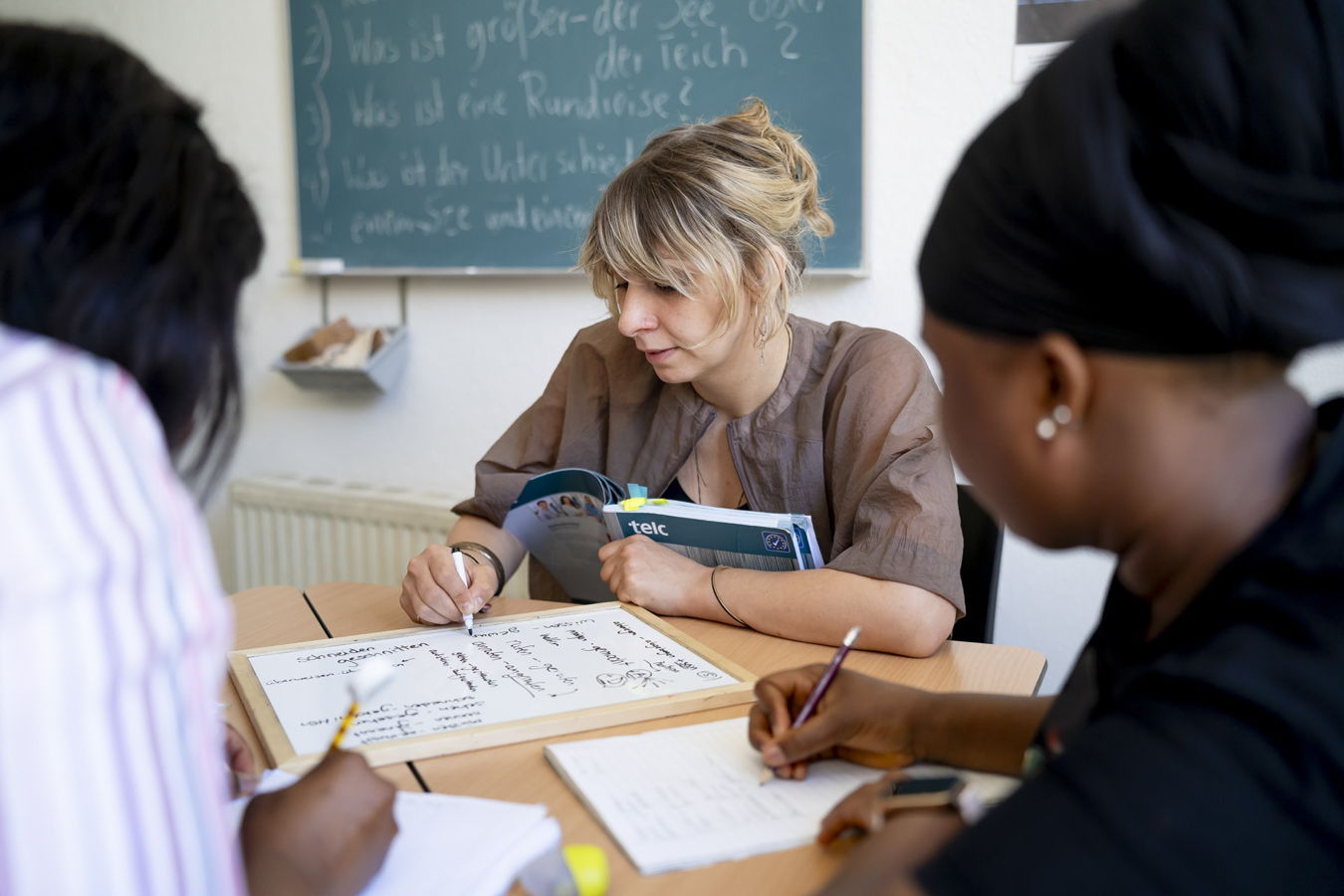 Klassenzimmerunterricht mit Lehrerin und Schülern