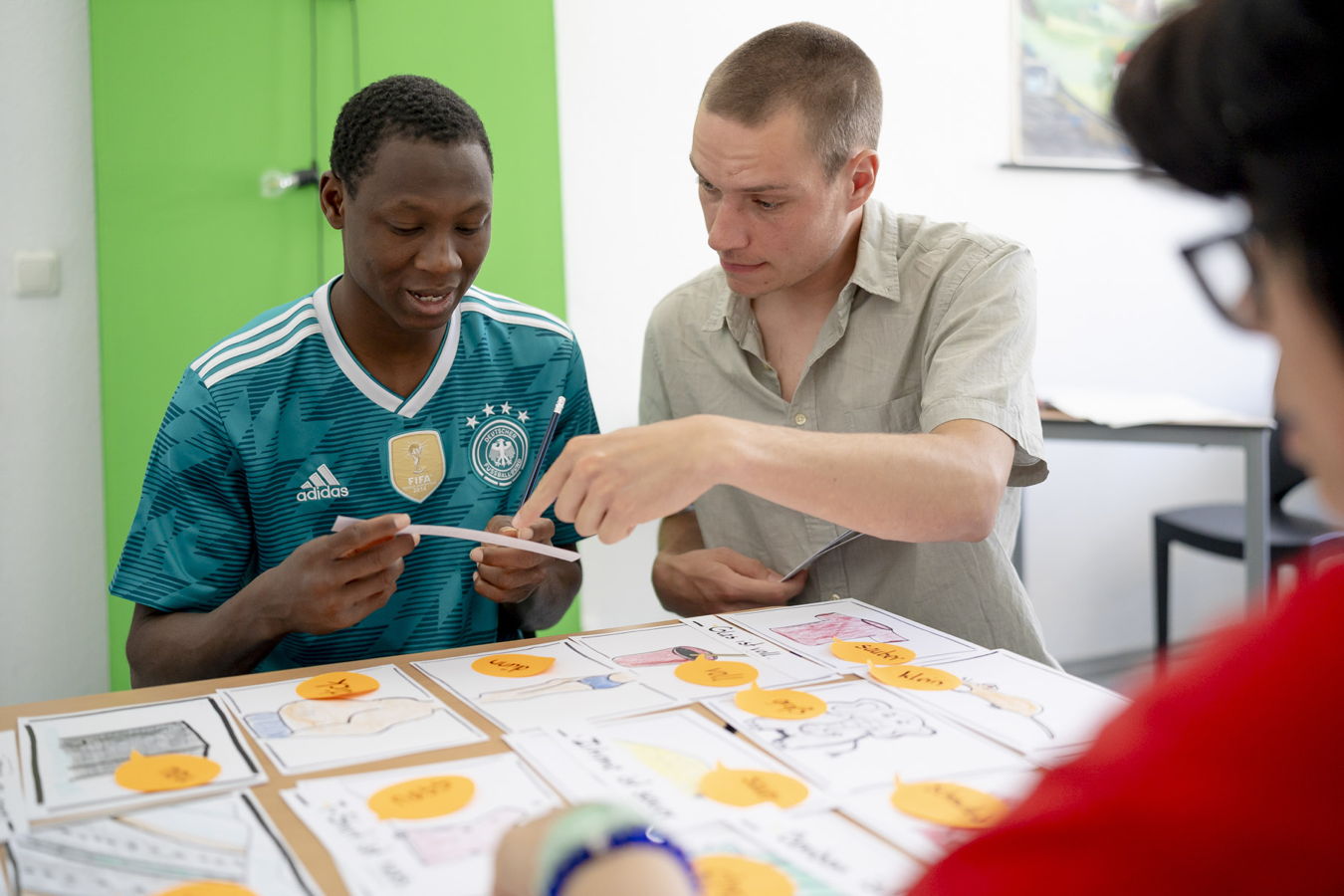 Männer arbeiten an Tabelle