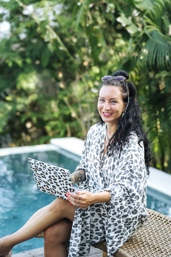 Frau liest am Pool