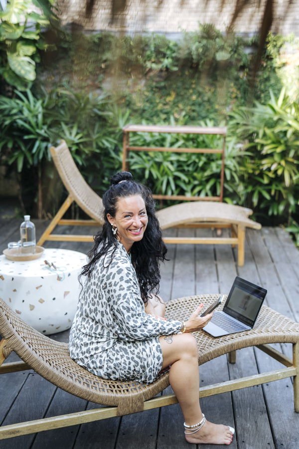 Frau mit Laptop im Garten
