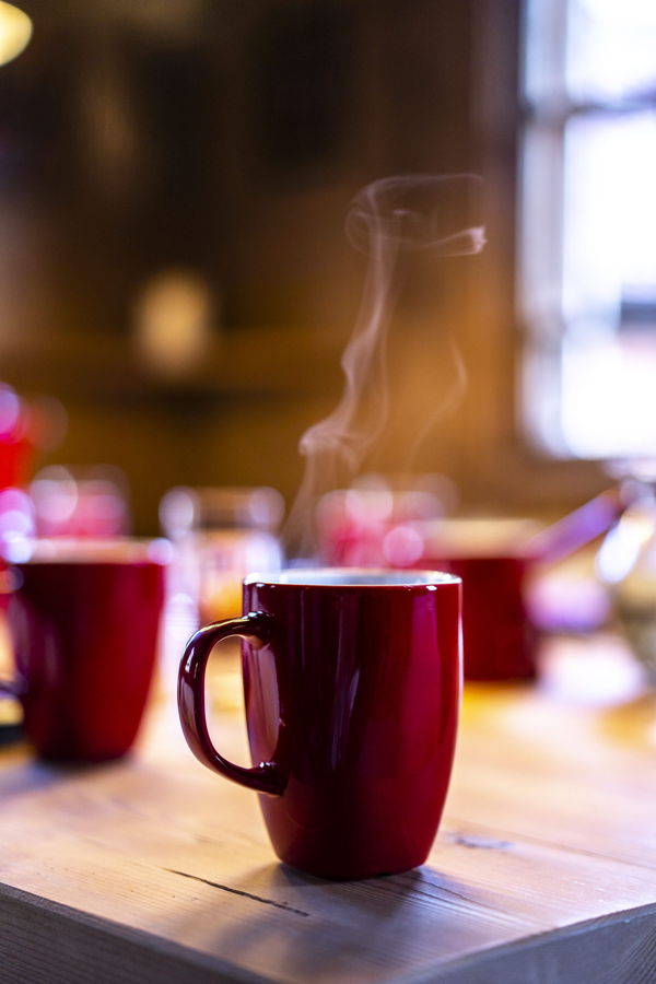 Heißer Kaffee in roter Tasse