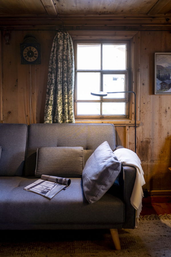 Gemütliches Sofa vor Fenster