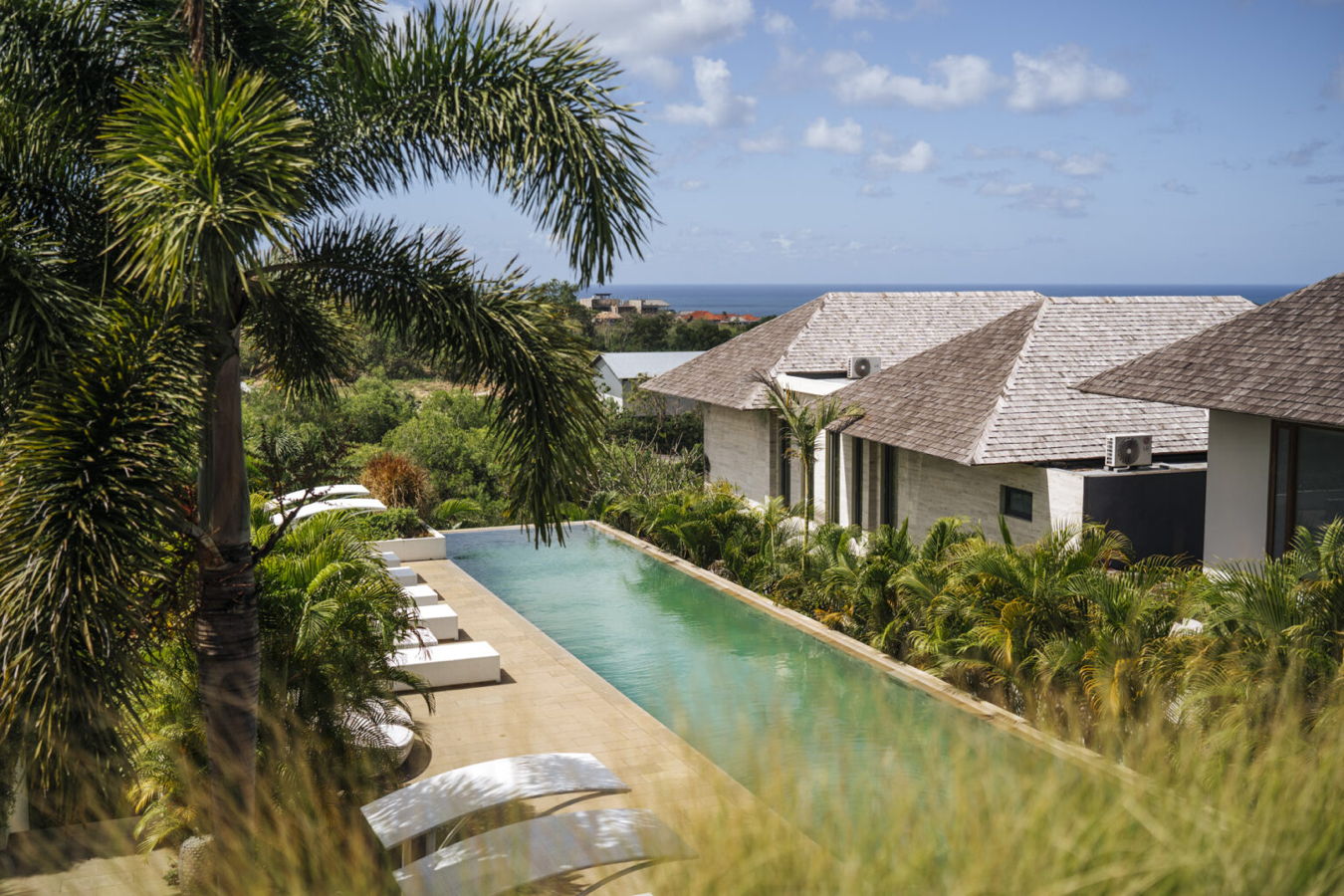 Restaurant, Hotel, Ferienhaus Luxuriöser Pool mit Palmen und Blick auf das Meer
