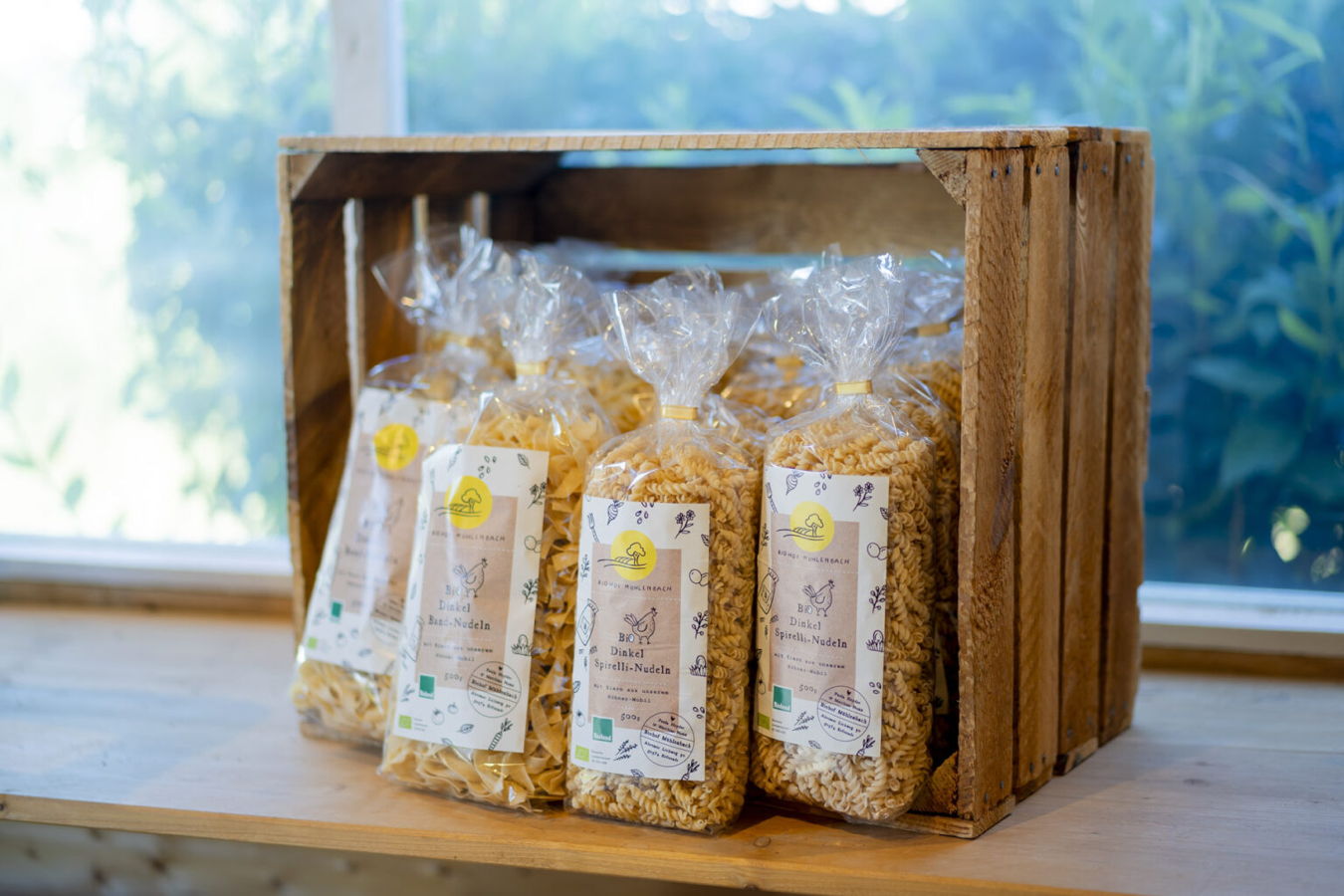 Verpackte Nudeln in einer Holzkiste auf einem Tisch