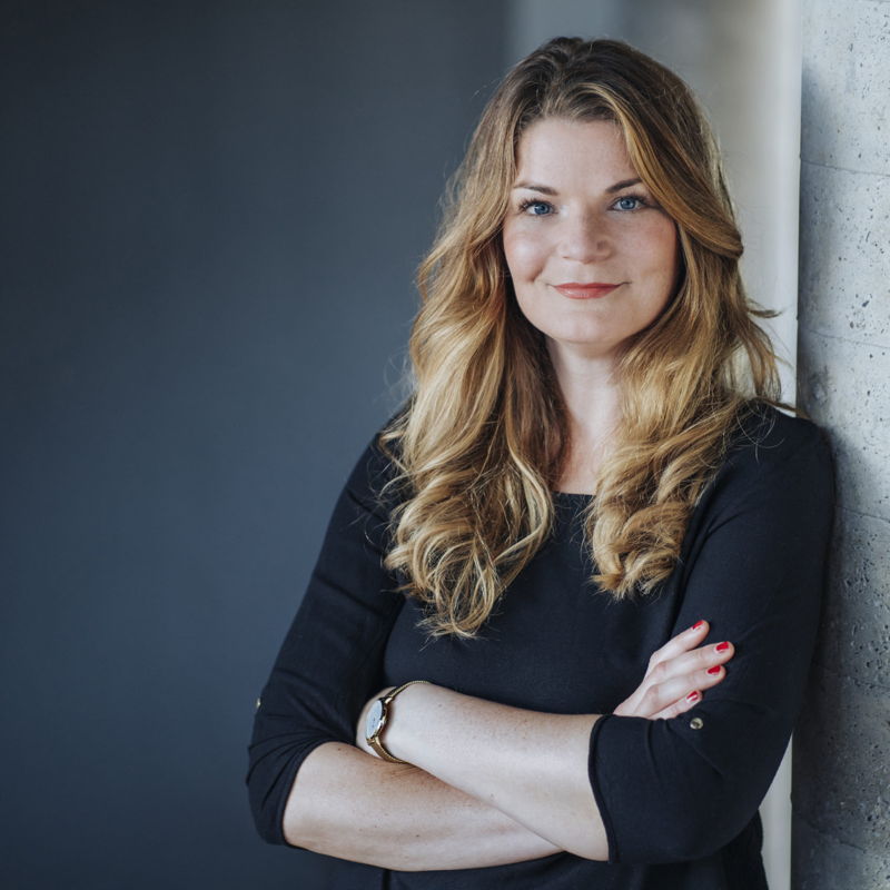 Branchen Frau mit verschränkten Armen