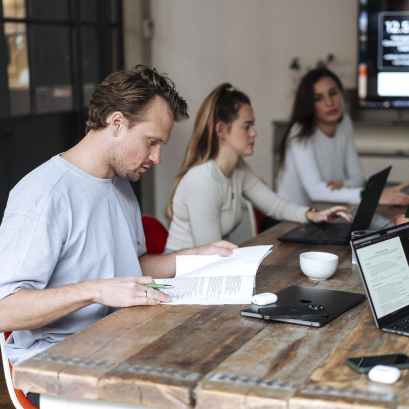 Leistungen Leute arbeiten zusammen