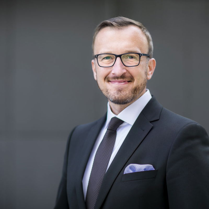 Businessportraits Mann im Anzug mit Brille