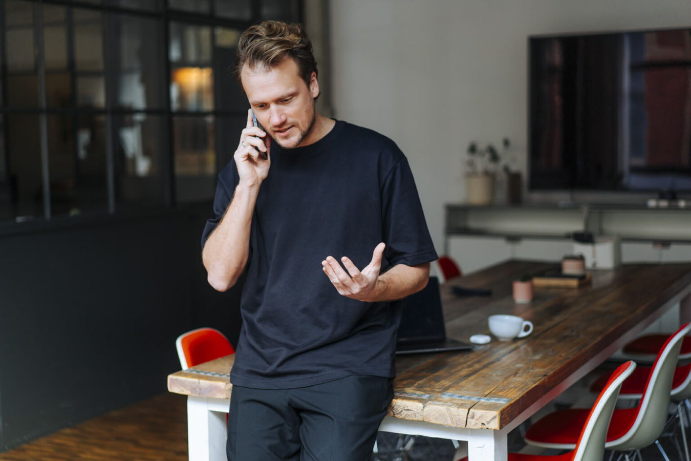 Mann telefoniert in einem modernen Büro oder Besprechungsraum
