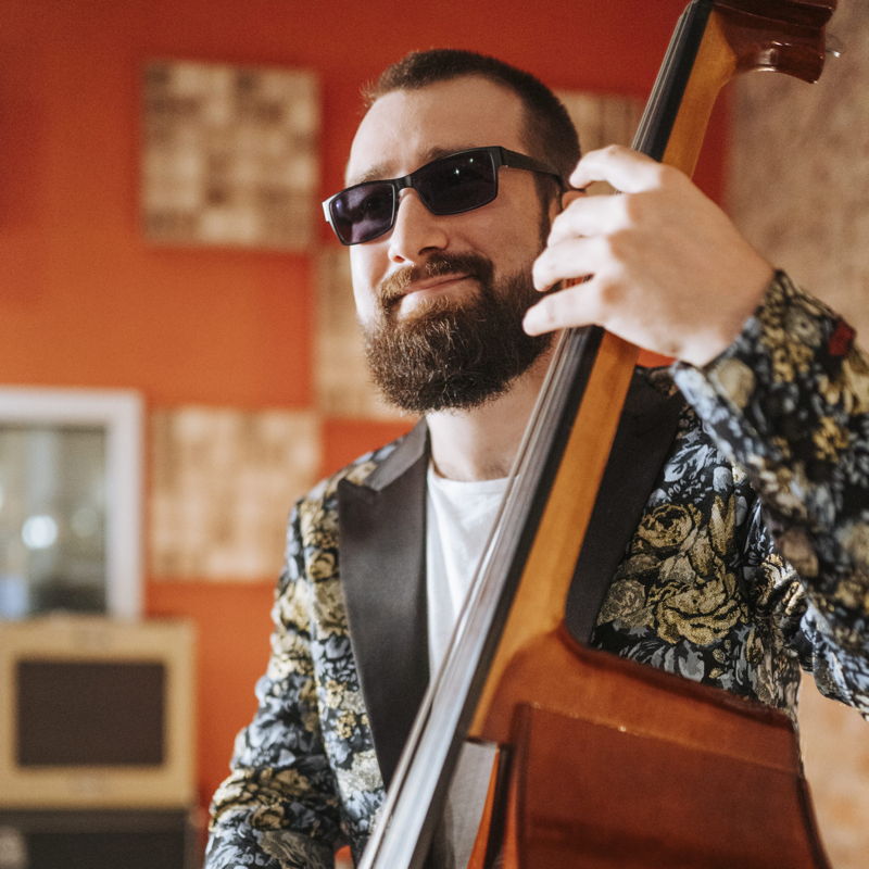 Mann spielt Kontrabass
