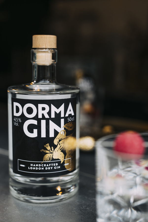 Flasche DORMA Gin, 4,5 % vol., 50 cl, mit goldener Blütenverzierung