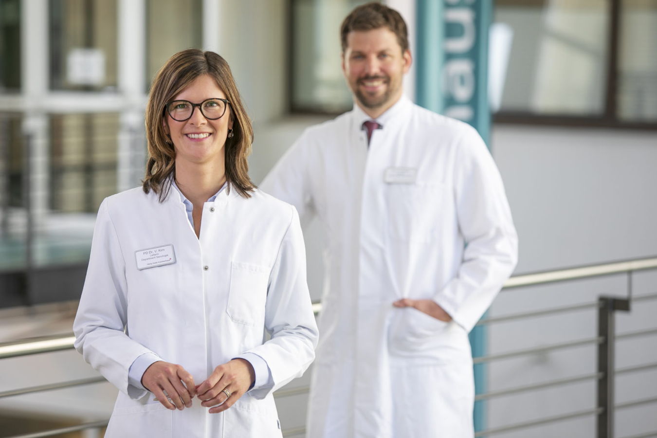 Zwei Ärzte in weißen Kitteln in einem Klinikflur