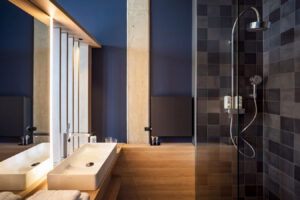 Modernes Badezimmer mit Doppelwaschbecken und begehbarer Dusche