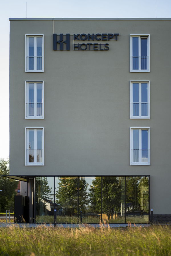 Koncept Hotels-Gebäude mit Logo an der Fassade