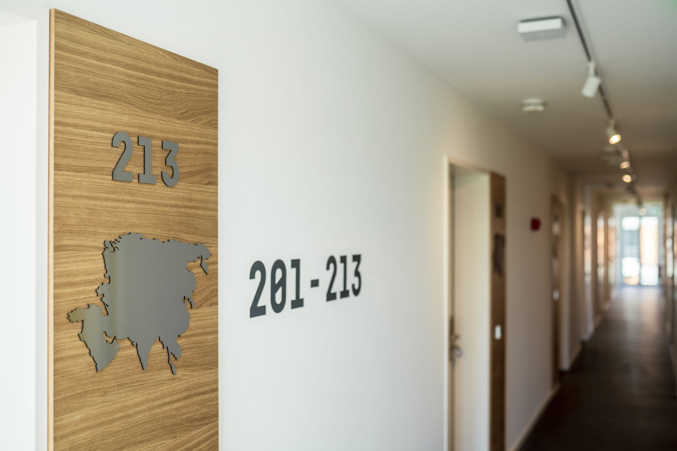 Flur mit Zimmernummer 213 und Bereichsangabe 201–213