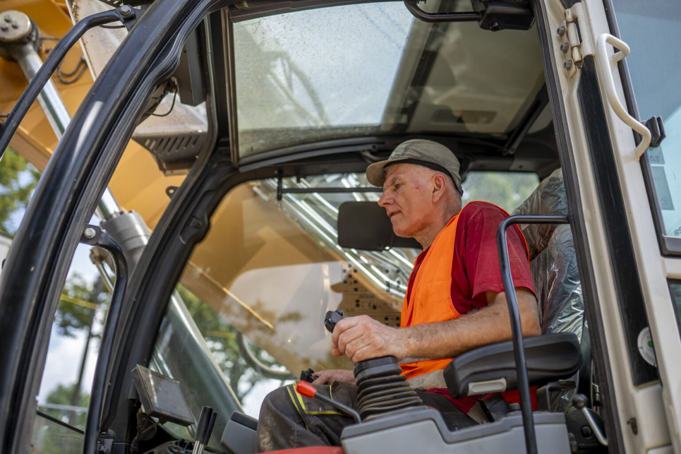 Baggerfahrer in der Kabine eines Baufahrzeugs