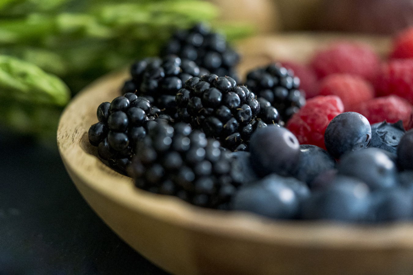 Schale mit Brombeeren, Blaubeeren und Himbeeren