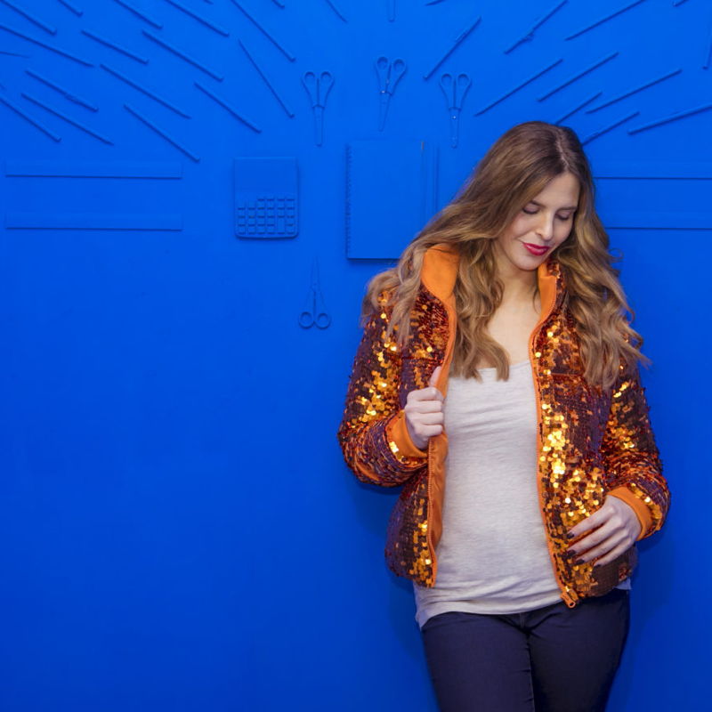 Frau mit Paillettenjacke