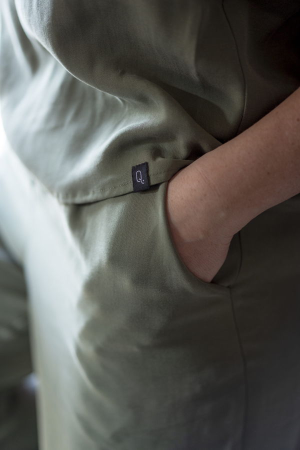 Grüne Hose mit Seitentasche und Hand in der Tasche