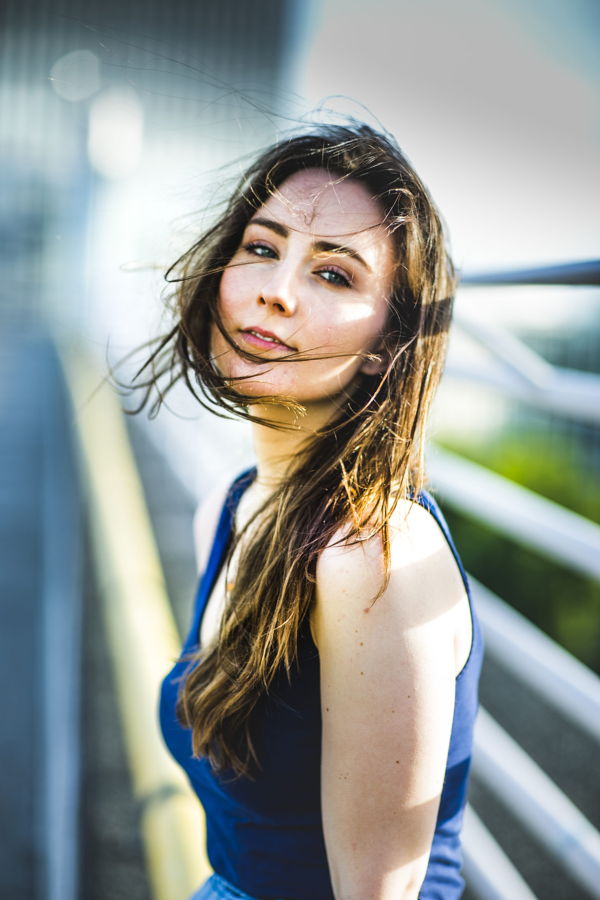 Porträt einer Frau mit wehenden Haaren im Freien