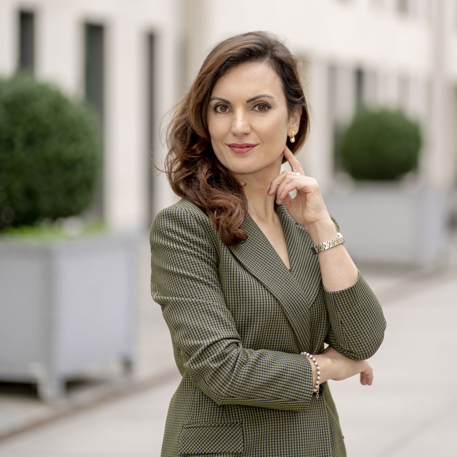 Porträt einer Frau im grünen Blazer im Freien