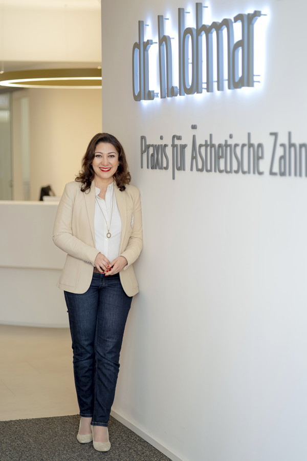 Porträt einer Frau in der Praxis dr. h. omaar für ästhetische Zahnmedizin