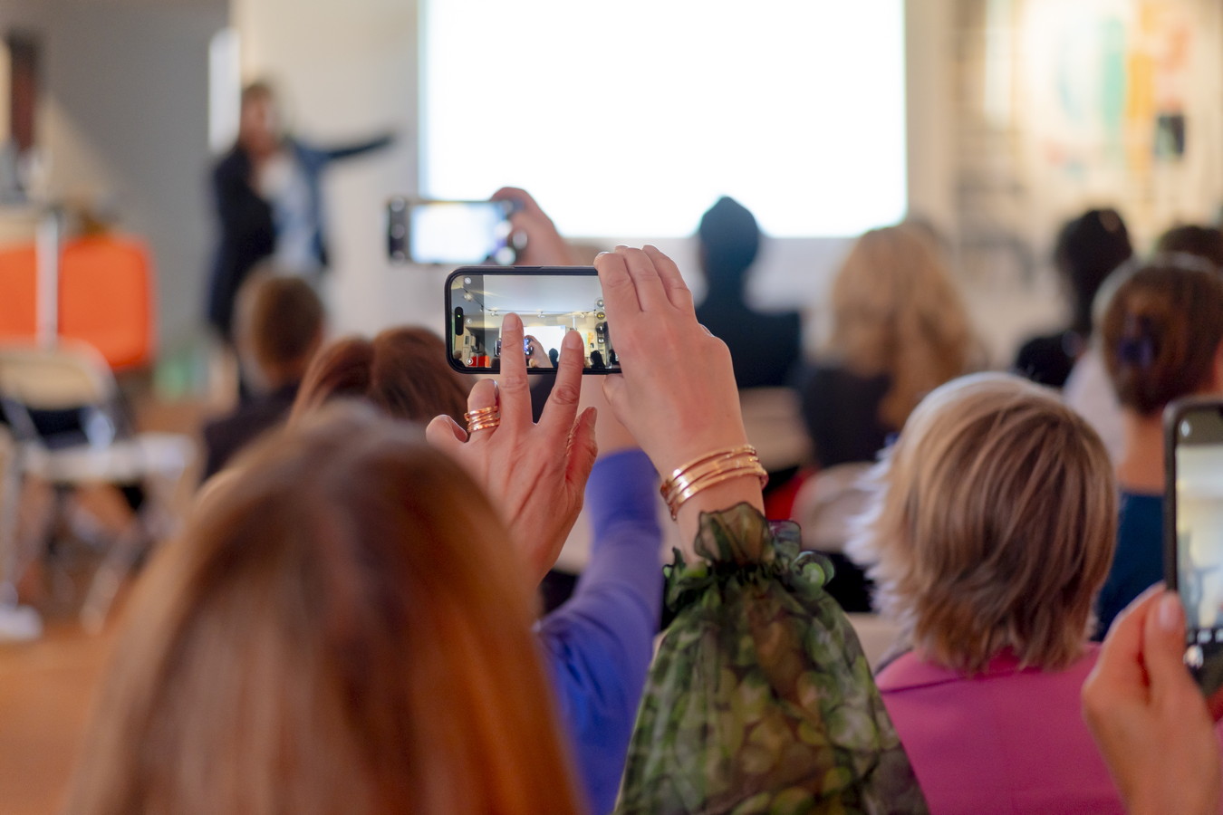Publikum filmt einen Vortrag mit Smartphones