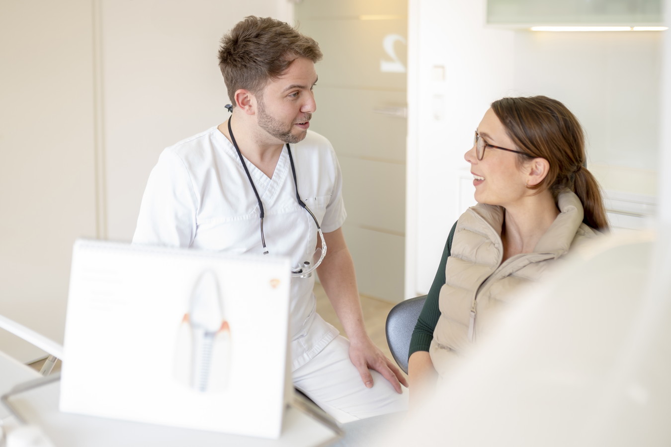Arzt spricht mit Patientin in einer Praxis