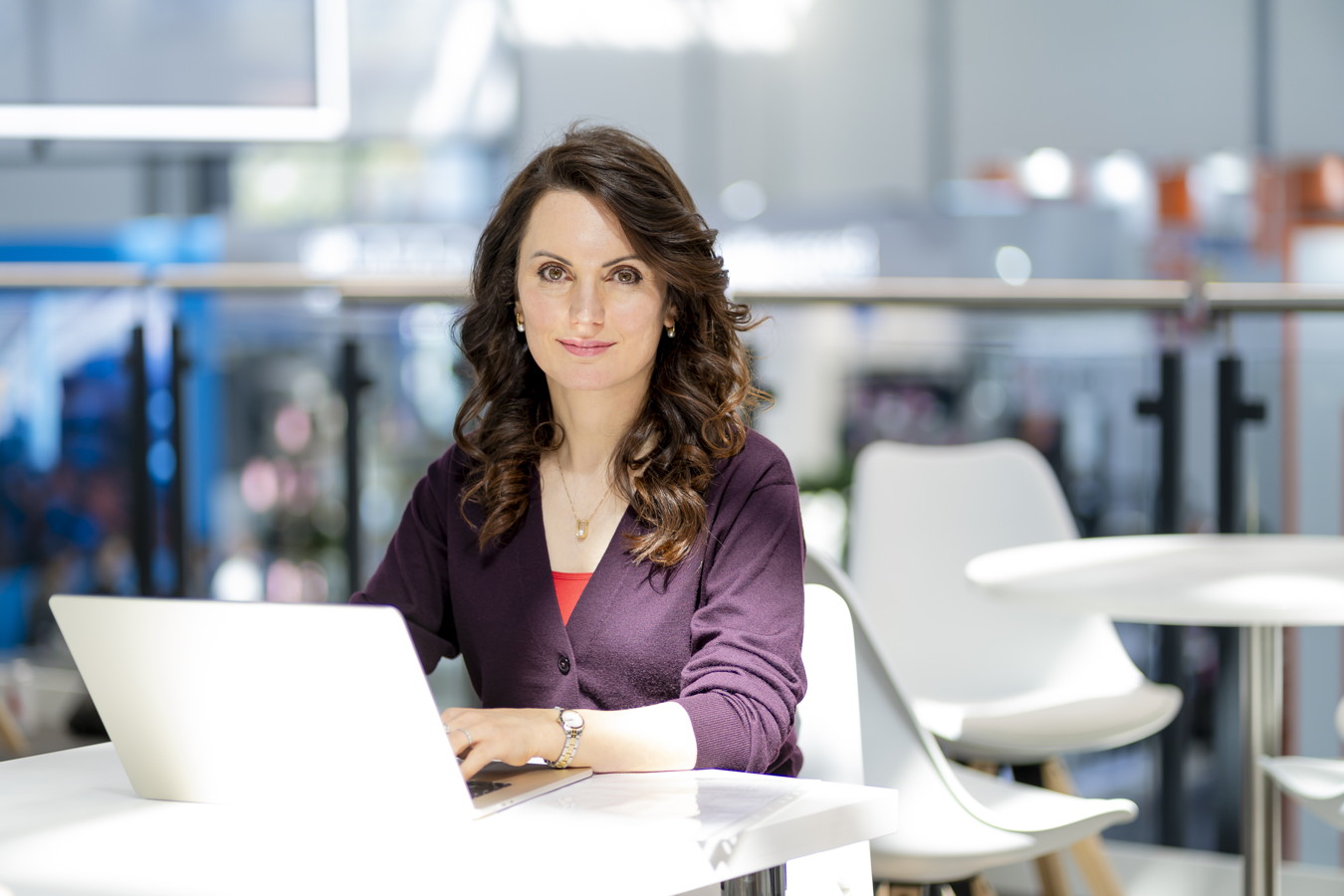 Frau arbeitet an einem Laptop in einem hellen Büro