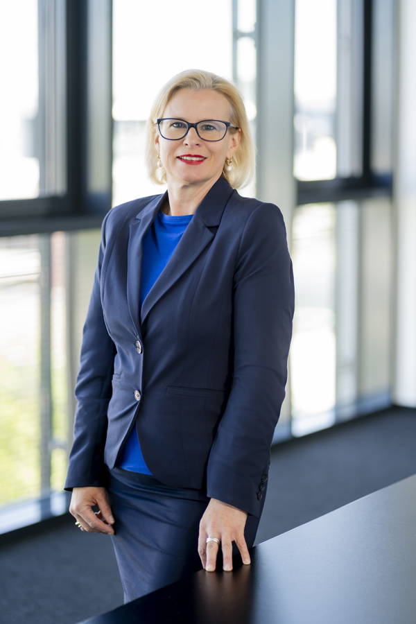 Porträt einer Frau im Business-Outfit in einem modernen Bürogebäude