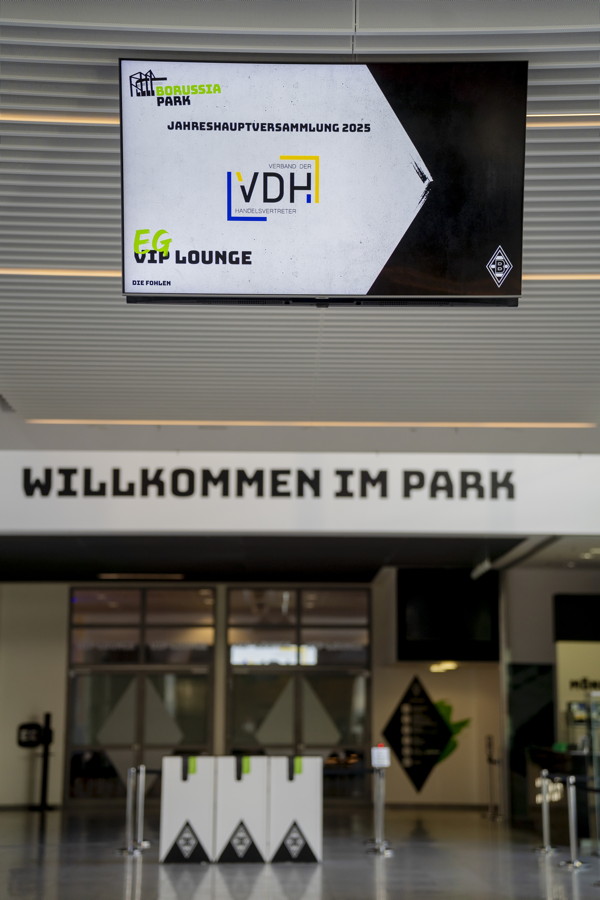 Eingang zum Borussia-Park mit Schild zur Jahreshauptversammlung 2025 in der VIP-Lounge