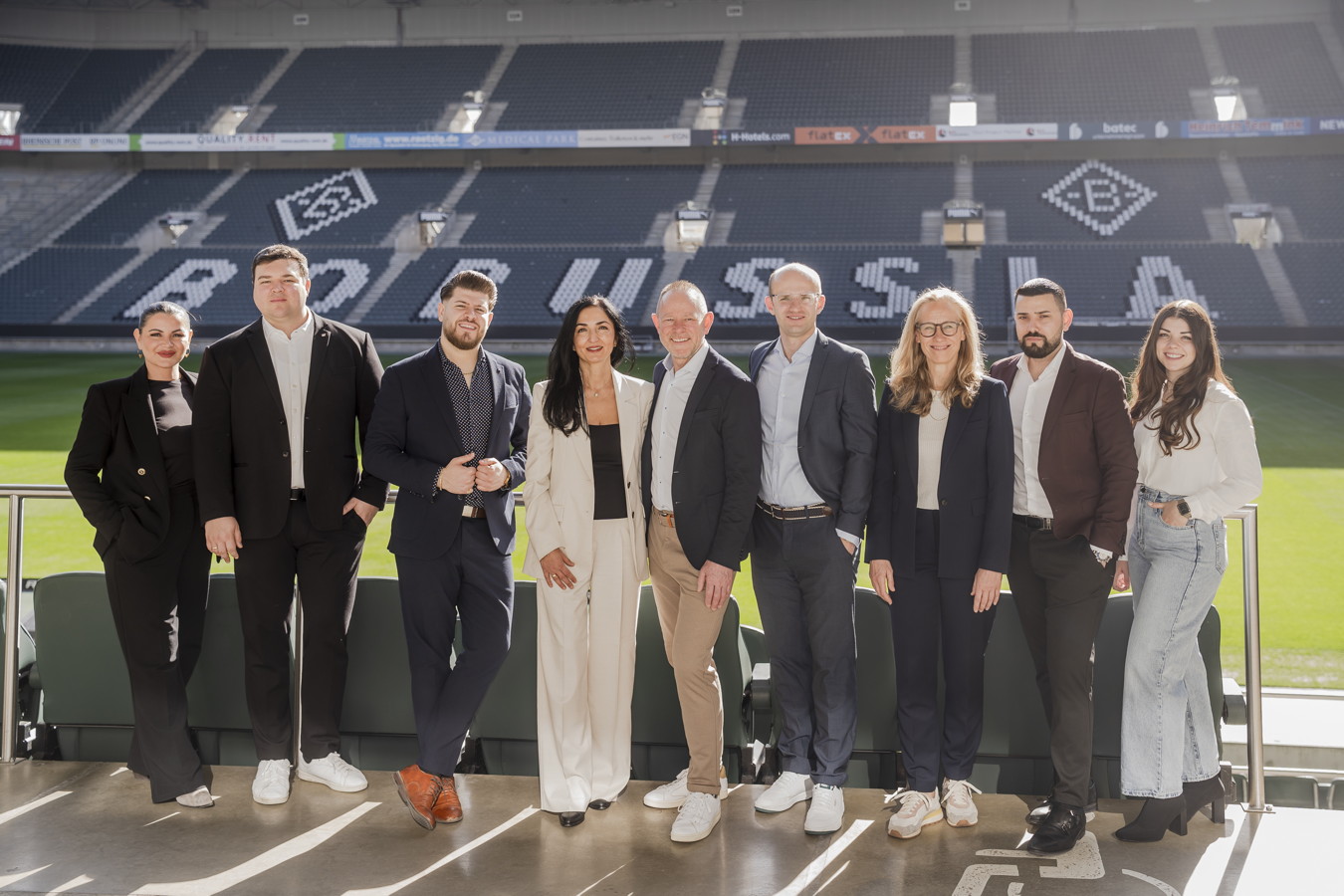 Gruppenfoto von acht Personen im Stadion von Borussia Mönchengladbach