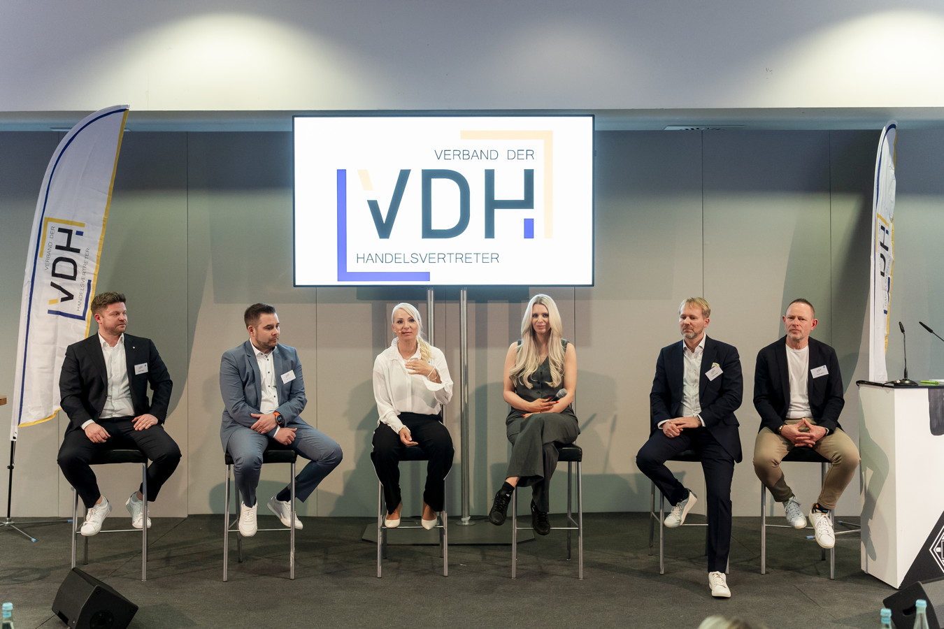 Podiumsdiskussion mit sechs Personen vor einem Bildschirm mit dem Logo des Verbands der Handelsvertreter (VDH)