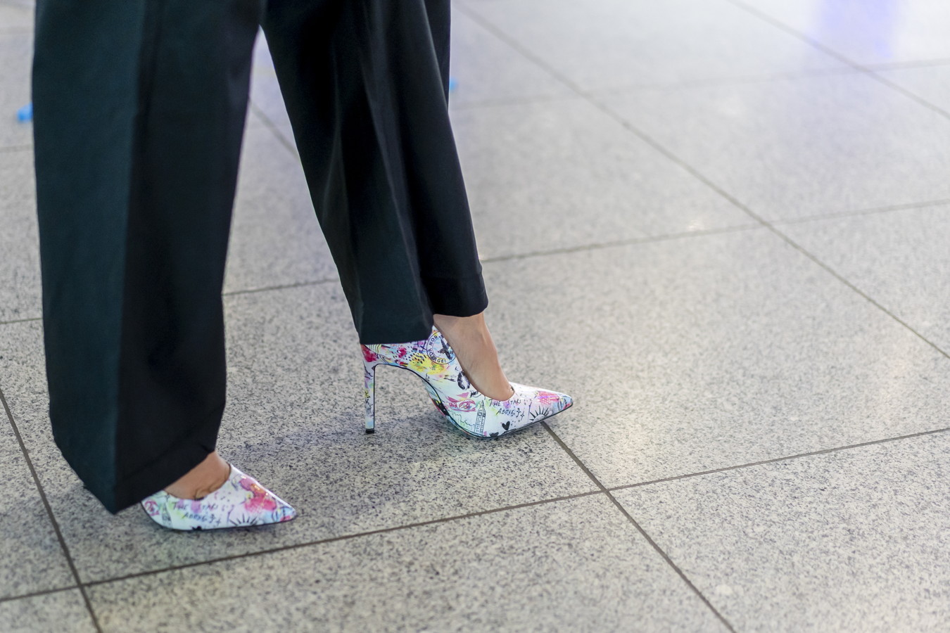 Bunte High Heels zu einer schwarzen Hose