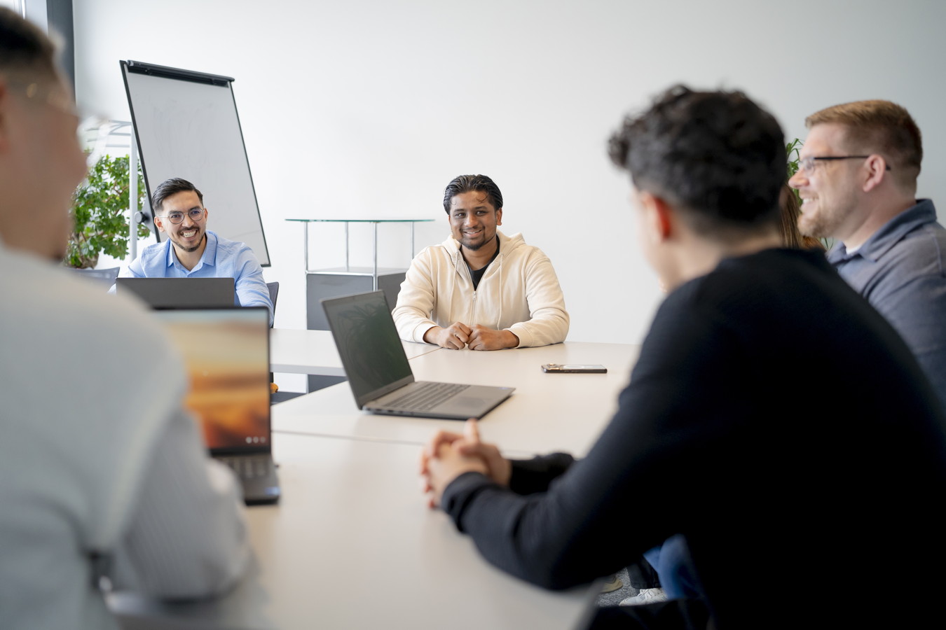Besprechung mit mehreren Personen an einem Konferenztisch in einem Büro