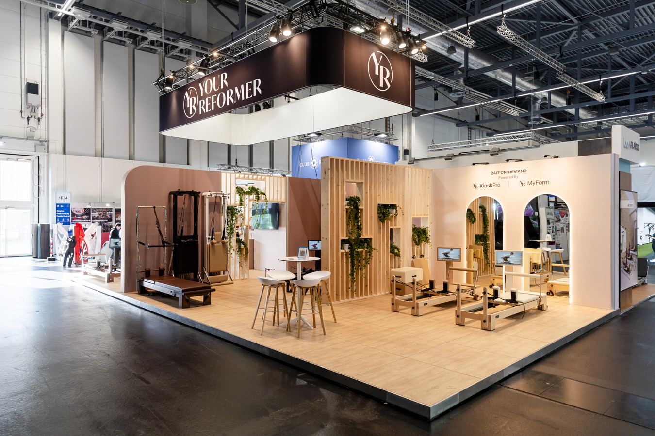 Messestand von Your Reformer mit Pilates-Geräten auf einer Messe